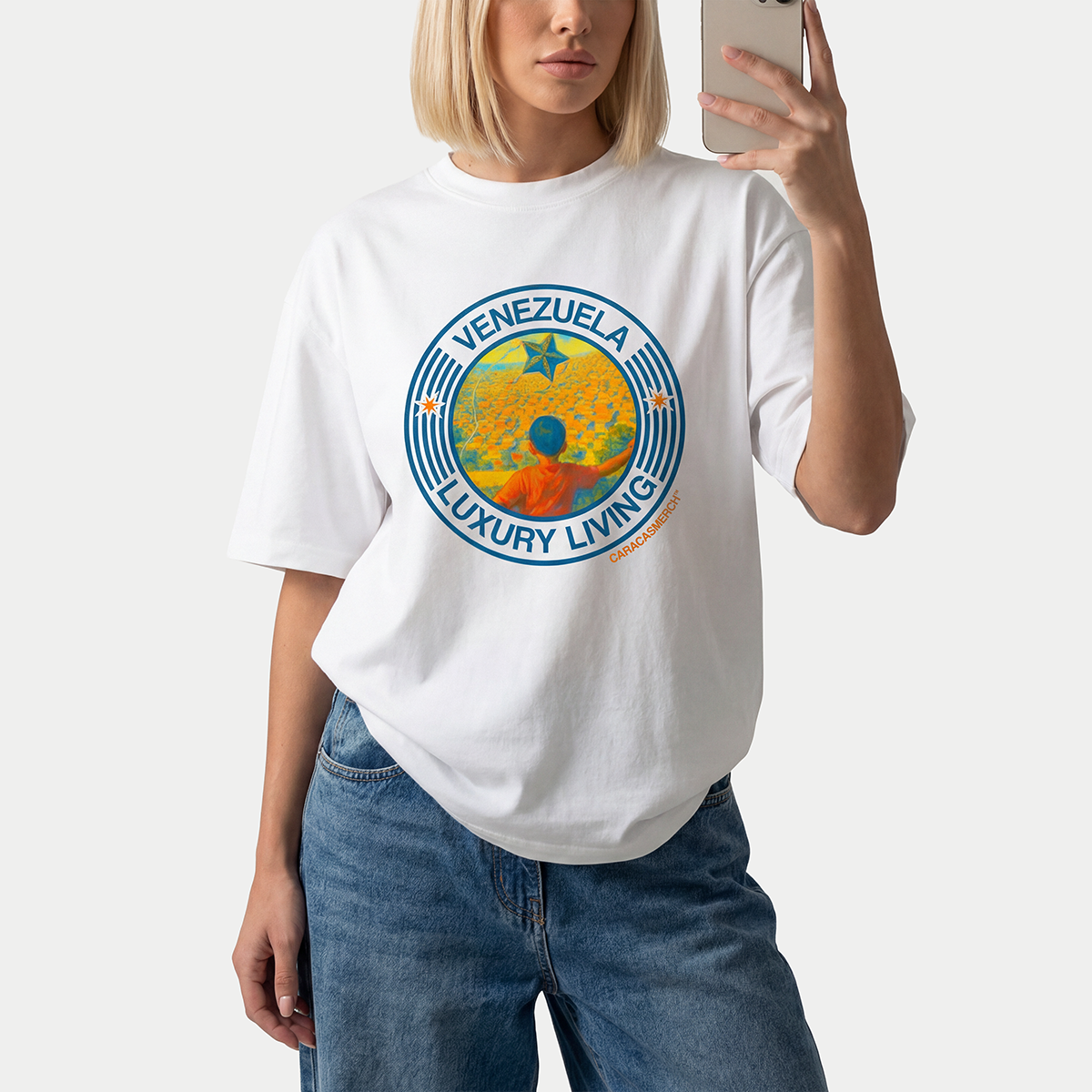 Modelo llevando la camiseta blanca «Venezuela Luxury» de Caracas Merch